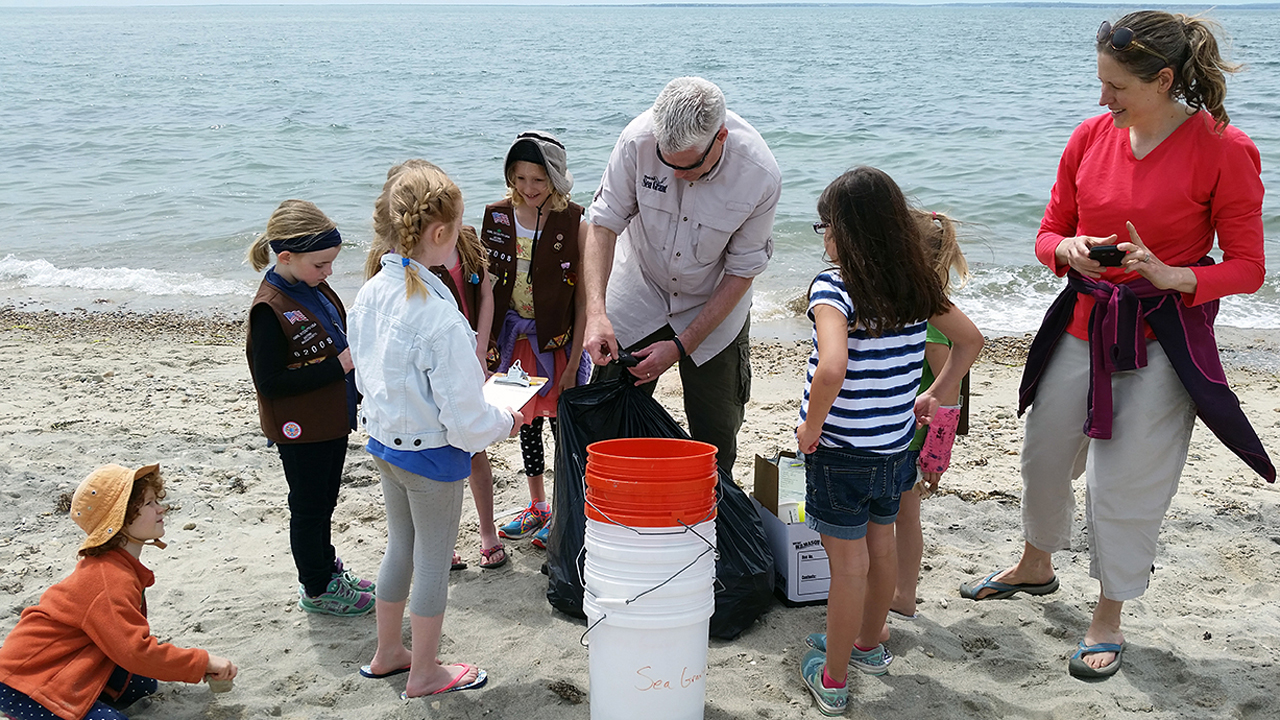 SEa Grant beach cleanup